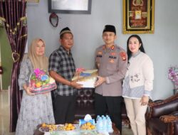 Peduli Personel Sakit, Kapolres OKU Timur dan Bhayangkari Jenguk Aipda Hendri Napoleon