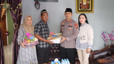Peduli Personel Sakit, Kapolres OKU Timur dan Bhayangkari Jenguk Aipda Hendri Napoleon